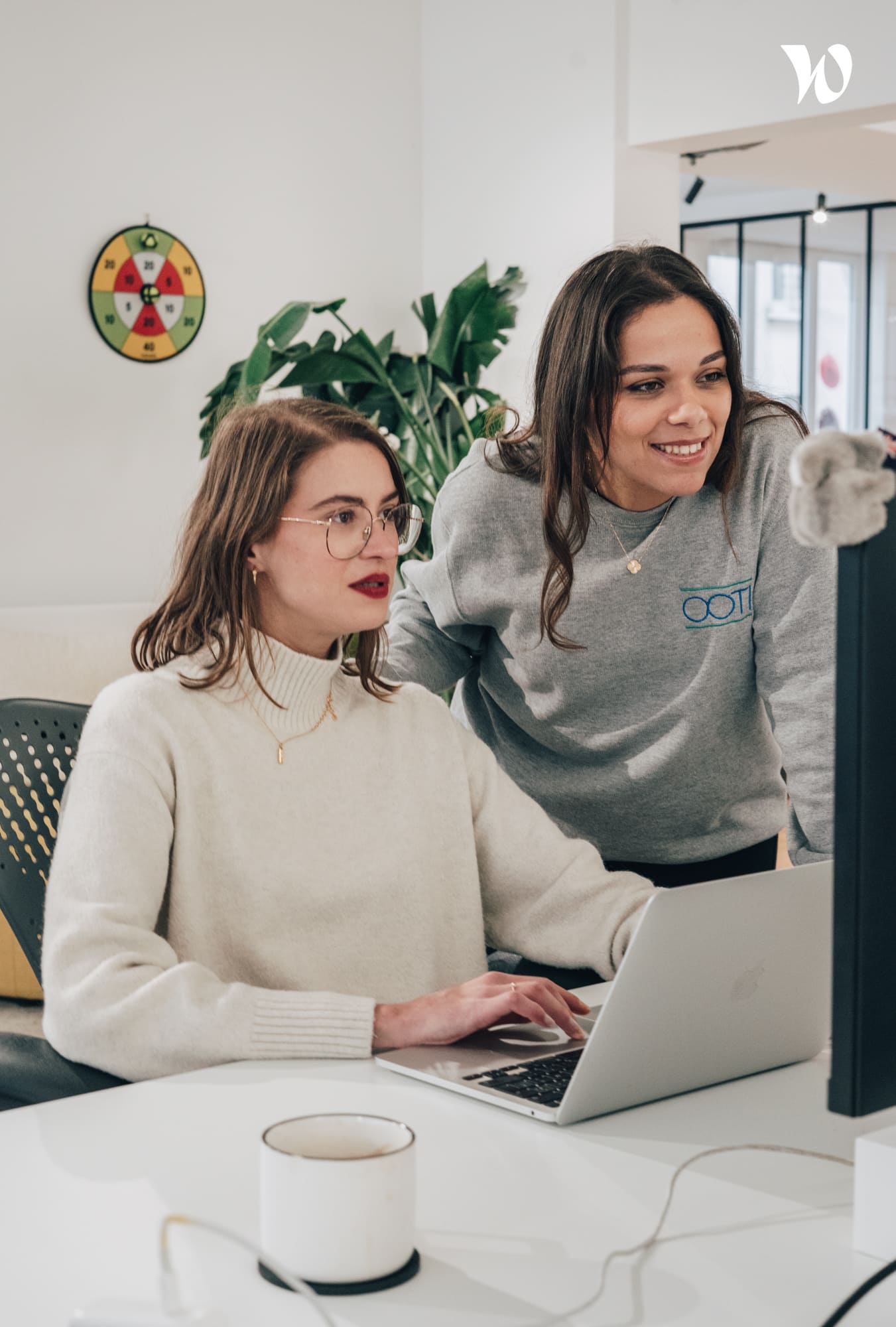 Picture of a work situation in the OOTI offices.